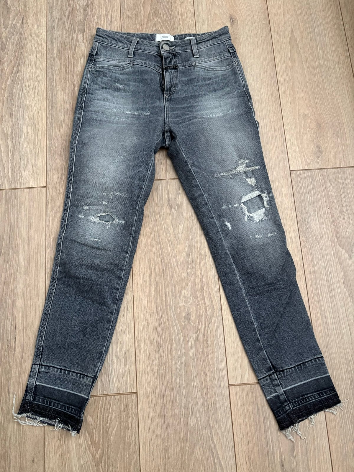 Closed jeans grijs met gaten en gerafelde pijpen, Kleding | Dames, Broeken en Pantalons, Ophalen of Verzenden, Zo goed als nieuw