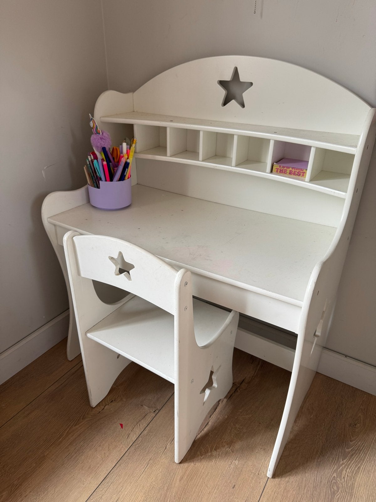 Kinderbureau met stoel - 70x40 cm, likje verf nodig. € 15, Huis en Inrichting, Ophalen, Gebruikt, Kinderbureau