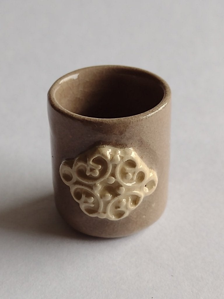 geglazuurd bloempotje met ornament hoogte 2,3 cm / Fennicole, Ophalen, Nieuw, Gebruiksvoorwerp