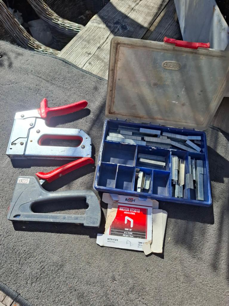 Tacker set met nietjes - 2 tackers en diverse nietjes, Ophalen of Verzenden, Gebruikt