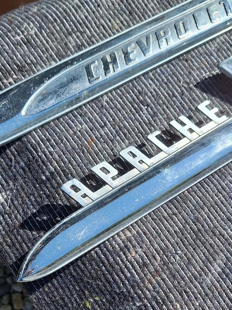 Originele voorspatbordemblemen Chevrolet Apache 32 uit 1959., Ophalen of Verzenden, ., ., .