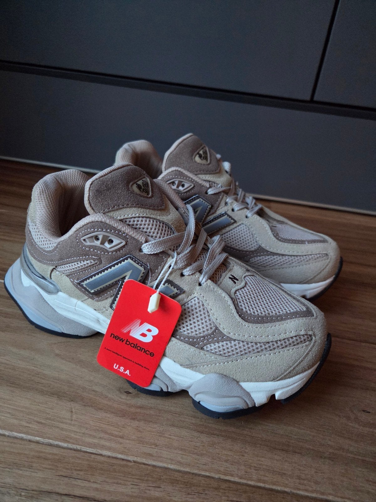 New Balance 9060 - Maat 37 - Nieuw, Kleding | Dames, Ophalen of Verzenden, Nieuw, Bruin