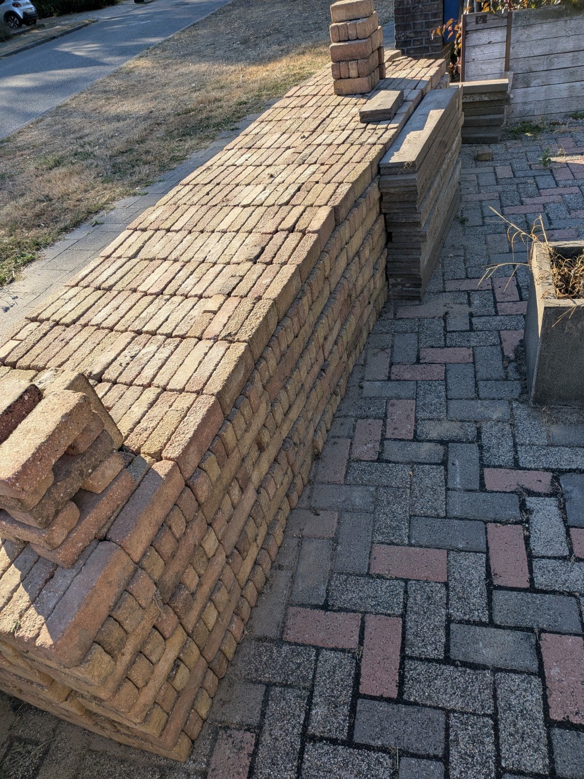 Ruim 25m2 waaltjes. Tuinbestrating/klinkers. incl. 19 banden, Ophalen