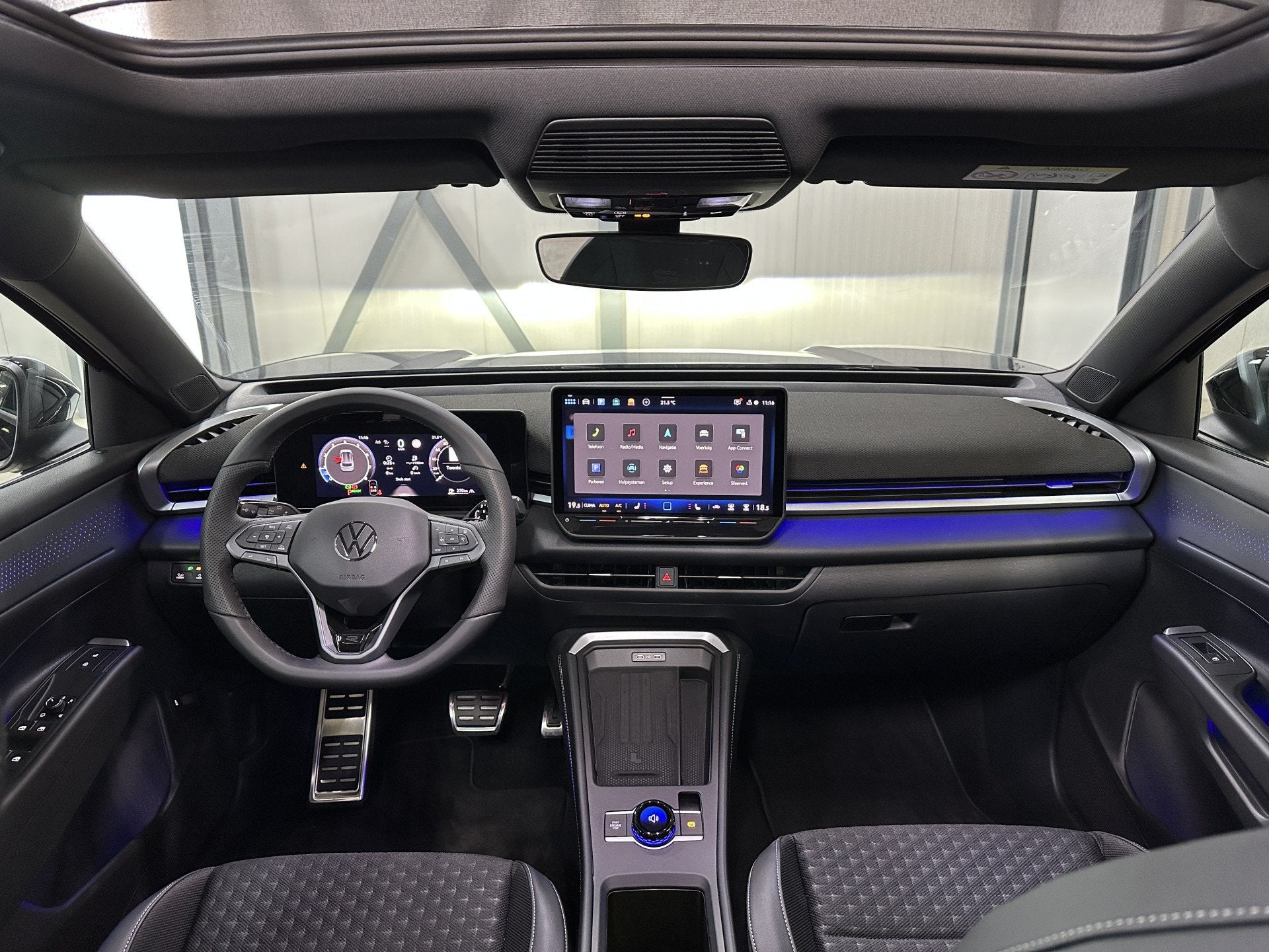 Volkswagen T-Roc 1.5 eTsi R-Line First Edition | Trekhaak |, Auto's, Zwart, 4 cilinders, Leder en Stof, Zwart