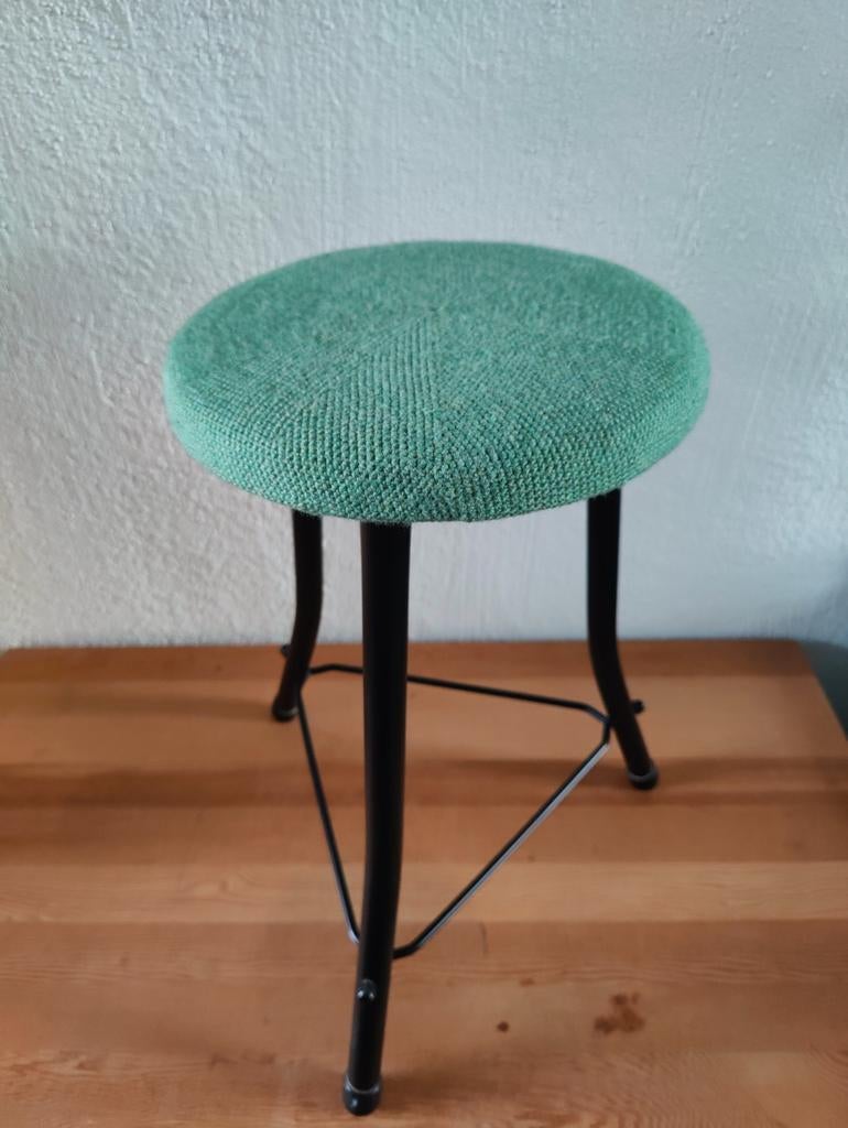 Krukje kruk bijzettafeltje planten tafel staal gehaakt groen, Huis en Inrichting, Krukjes, Ophalen of Verzenden, Hout