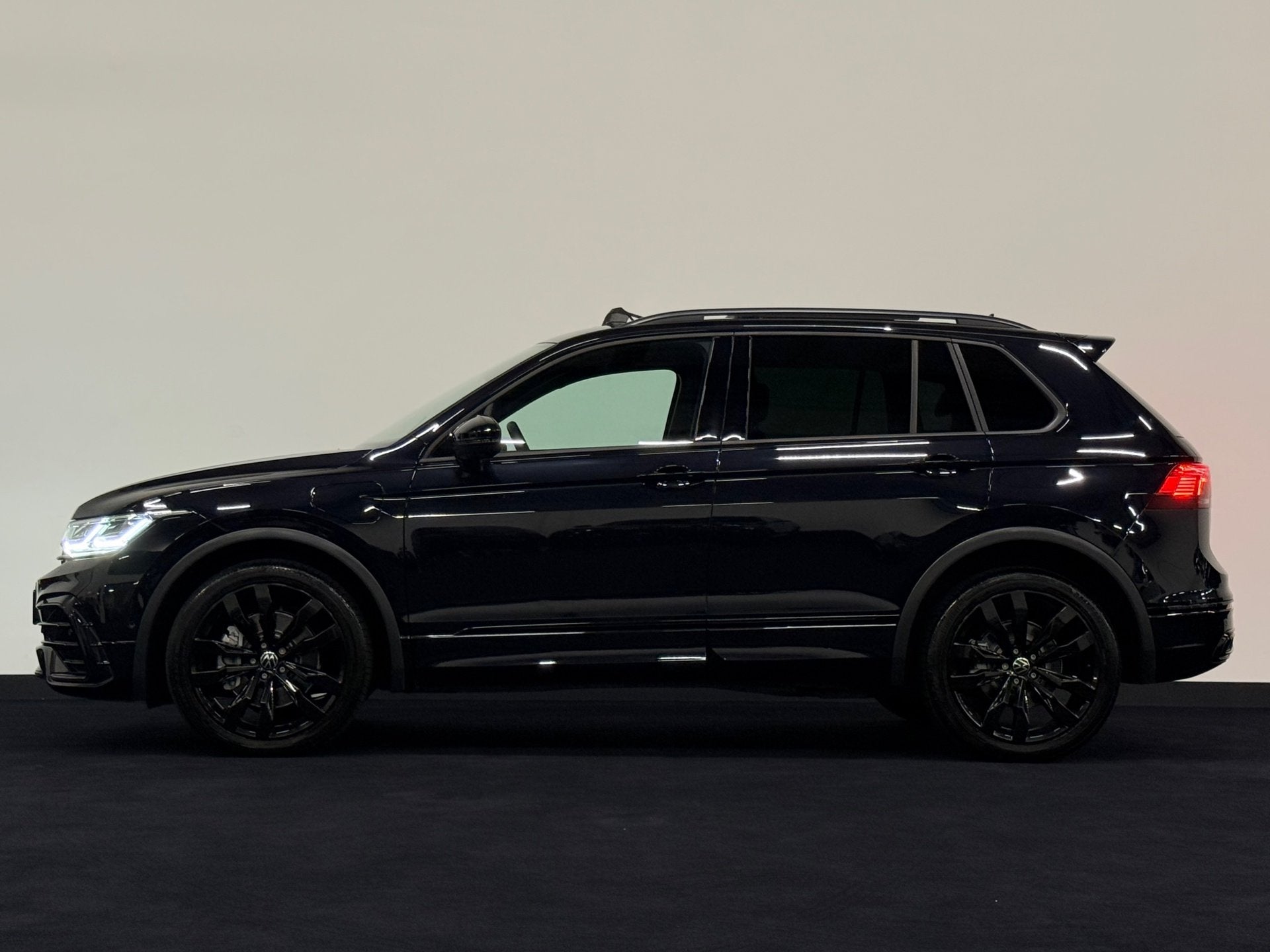 Volkswagen TIGUAN 1.4 TSI eHybrid 3 x R-Line Pano 360 Keyles, Dealer onderhouden, Stof, Met garantie (alle), Zwart
