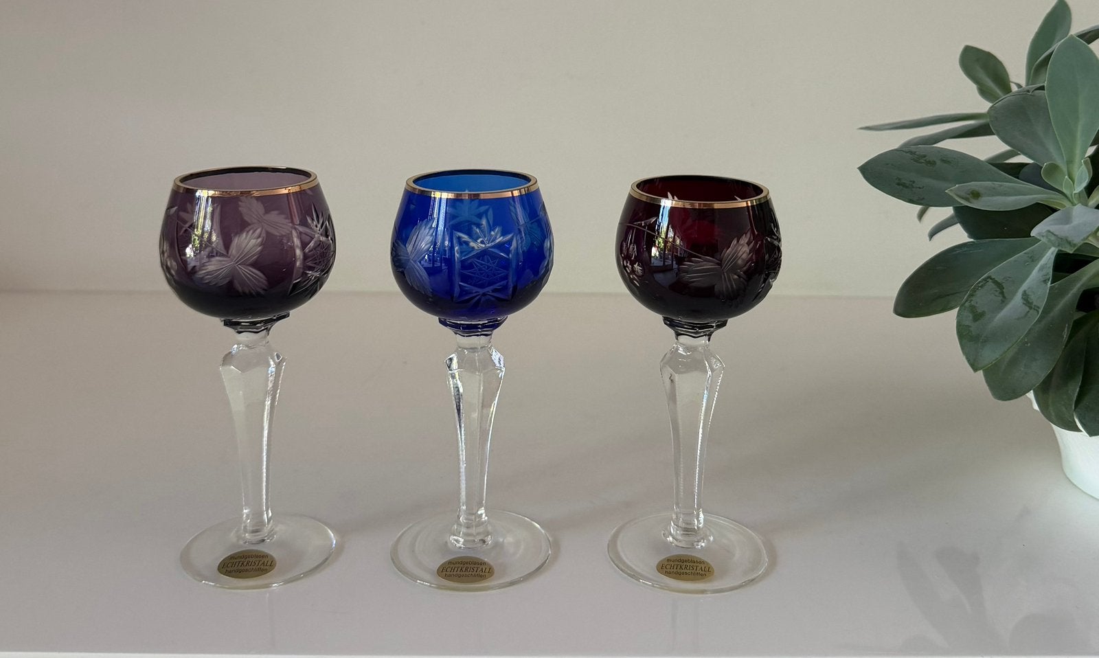 3 geslepen gekleurde likeurglaasjes, Verzamelen, Glas en Borrelglaasjes, Ophalen of Verzenden, Zo goed als nieuw