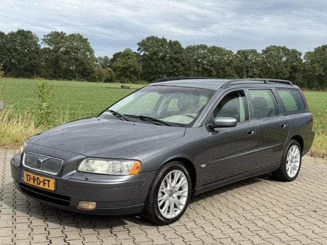 Volvo V70 2.4 AUT XENON LEDER NW D-RIEMSET EN REMSCHIJVEN, Auto's, Automaat, Beige, 2435 cc, Euro 4