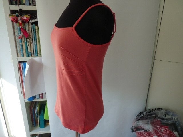Koraal rode open top hemdje Conscius mt L, Kleding | Dames, Tops, Zo goed als nieuw, Maat 42/44 (L), Rood, Zonder mouw, Ophalen of Verzenden