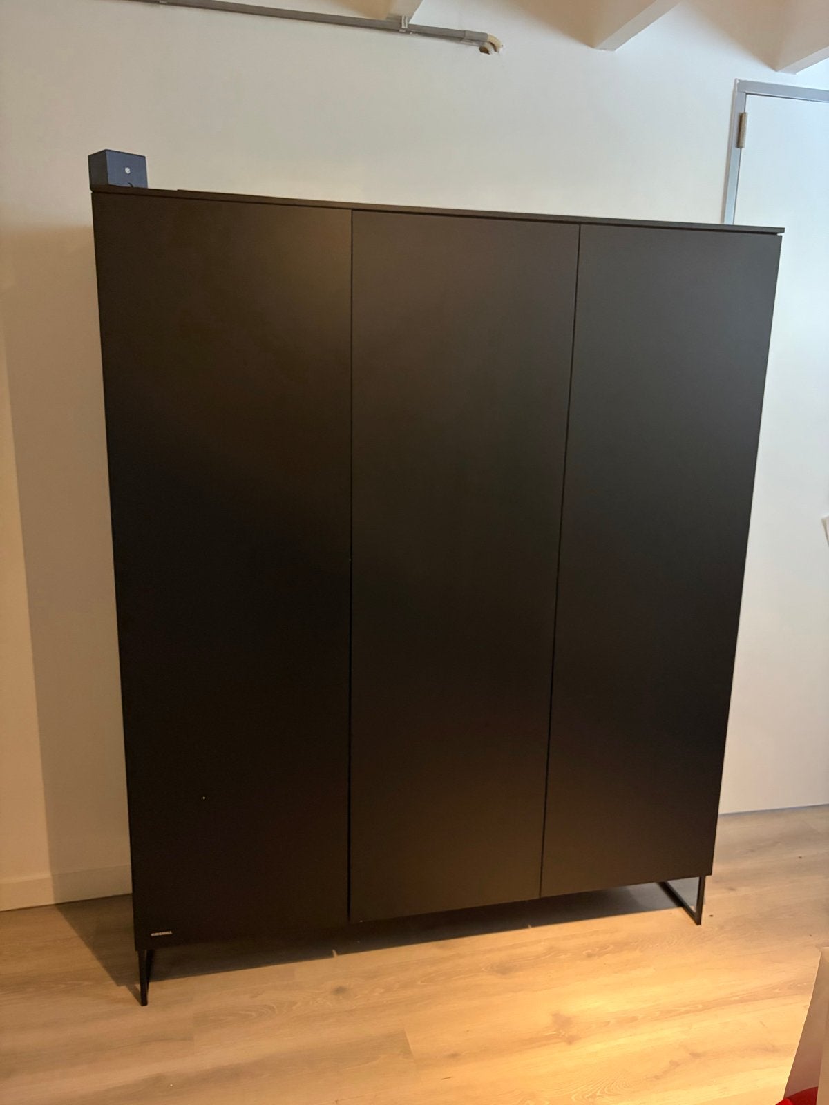 Kidsmill Intense II Kast 3-Deurs - Oatmeal / Patinated Brass, Huis en Inrichting, Nieuw, Ophalen of Verzenden, Metaal, 150 tot 200 cm