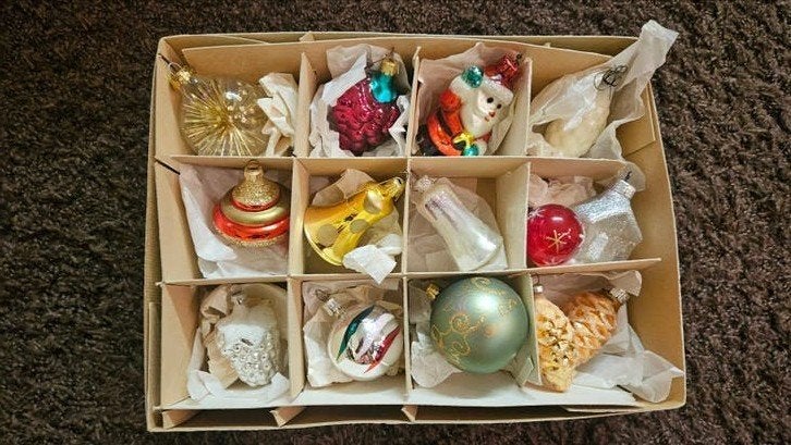 oude glazen kerstballen in doos, Ophalen
