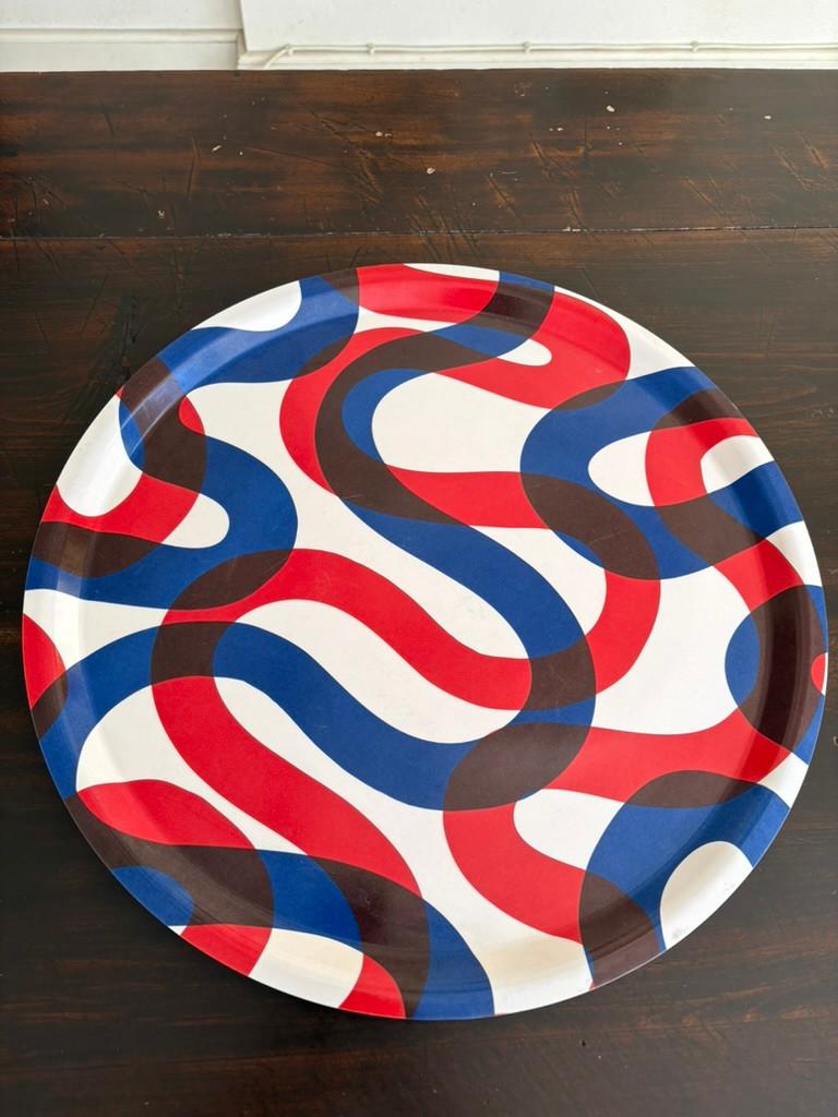 Ikea Framkalla dienblad met rood-blauw patroon, groot, Ophalen of Verzenden, Gebruikt, Rond, Kunststof