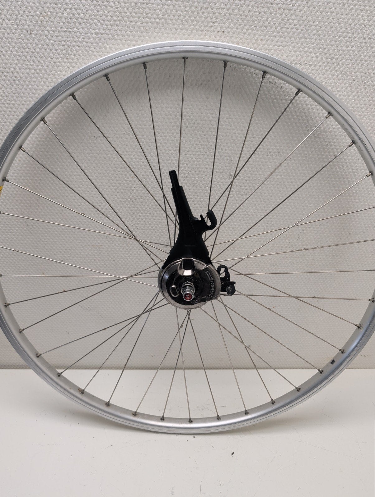 Voorwiel 28" grijs, rollerbrake rem, Fietsen en Brommers, Fietsonderdelen, Wiel, Ophalen of Verzenden, Zo goed als nieuw, Aluminium