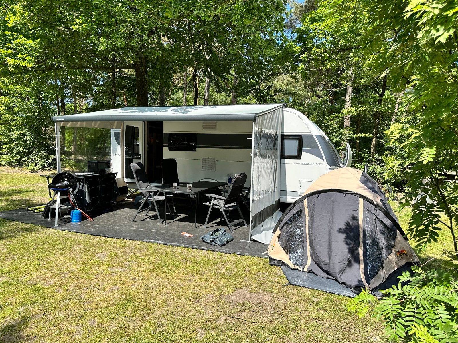 Hobby KMFe 560 Excellent Edition Black Line bouwjaar 2023, Caravans en Kamperen, Standaardzit, Stapelbed, Hobby, Particulier