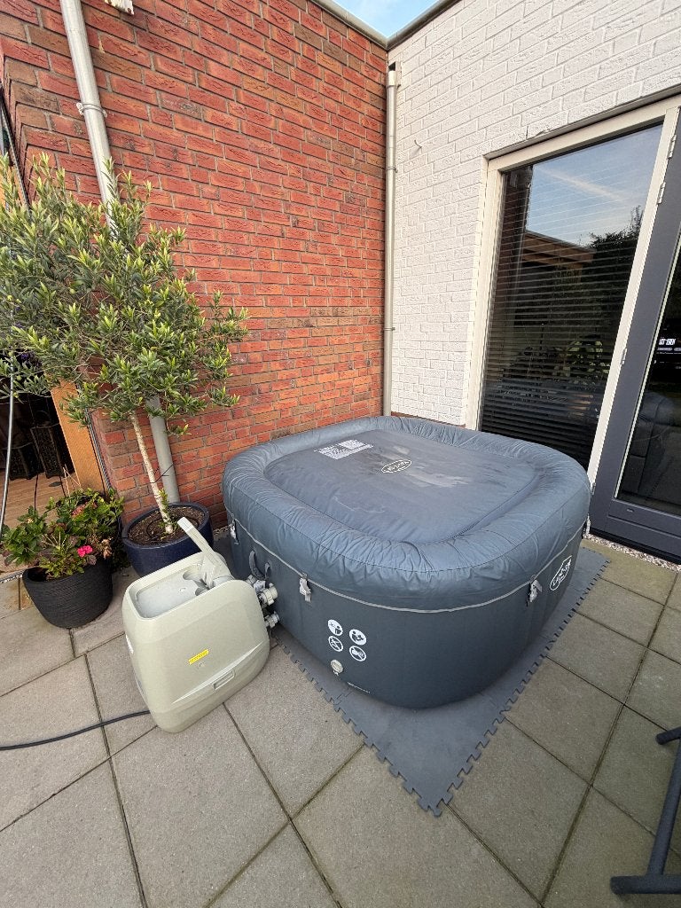 opblaasbare spa, Ophalen, Zo goed als nieuw, Afdekzeil, Opblaasbaar