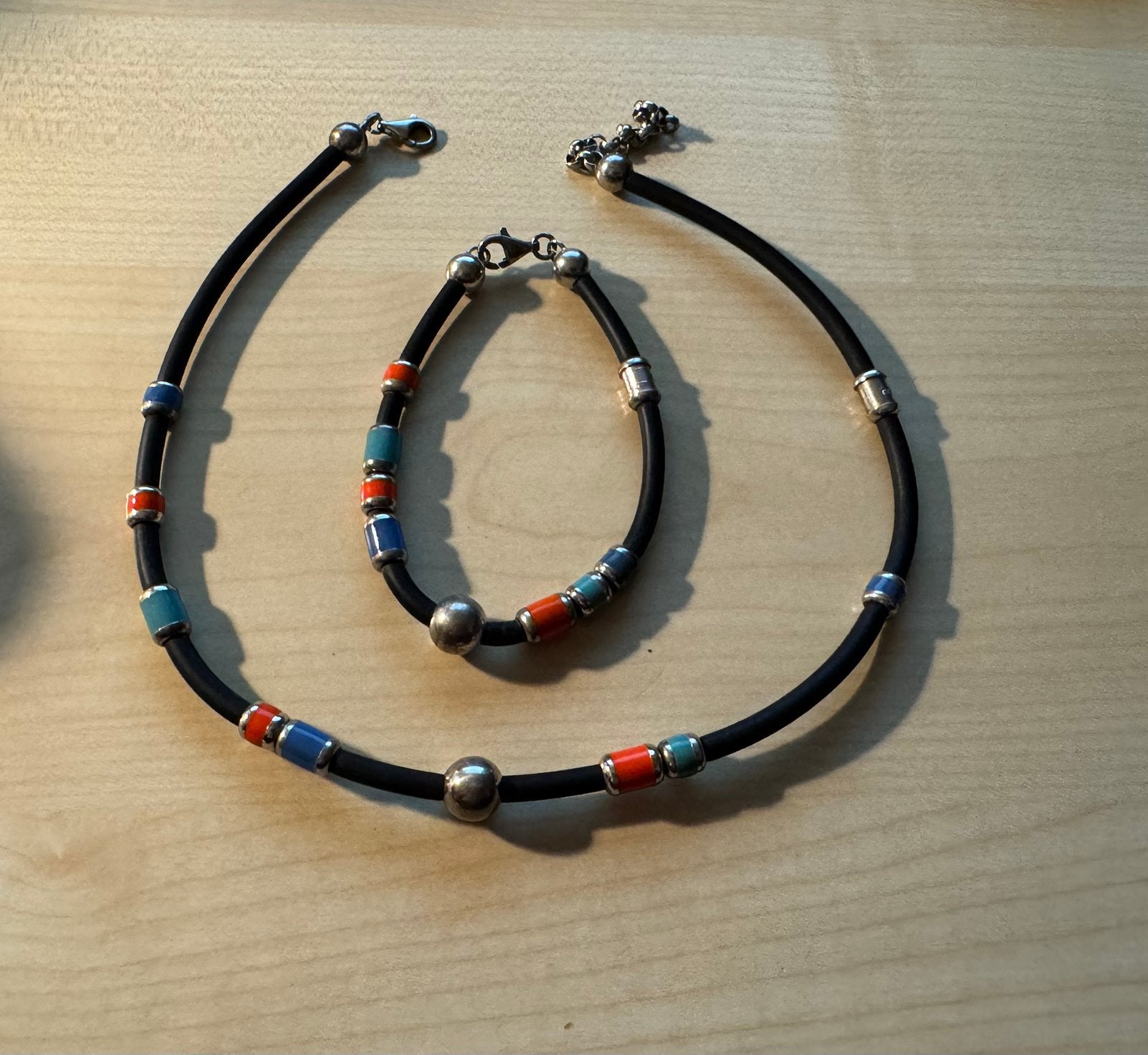 Benetton rubber ketting en armband set, Sieraden, Tassen en Uiterlijk, Ophalen of Verzenden, Zo goed als nieuw, Zwart, Overige materialen