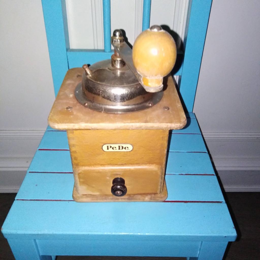 Oude gebruikte koffiemolen Pe De voor decoratie, Ophalen