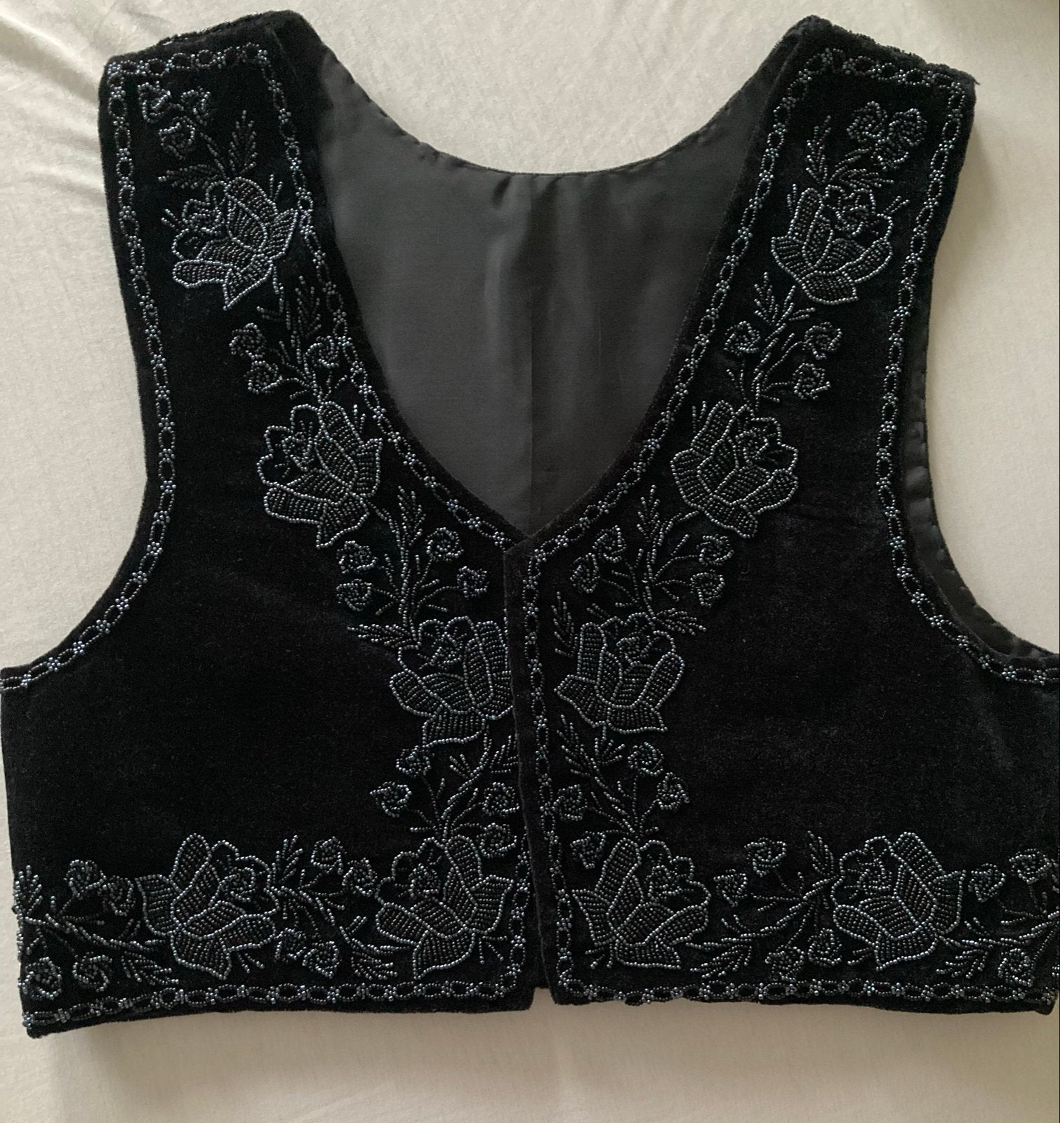Zwart fluwelen gilet met kralen borduurwerk, Kleding | Dames, Truien en Vesten, Verzenden, Nieuw, Maat 38/40 (M), Zwart