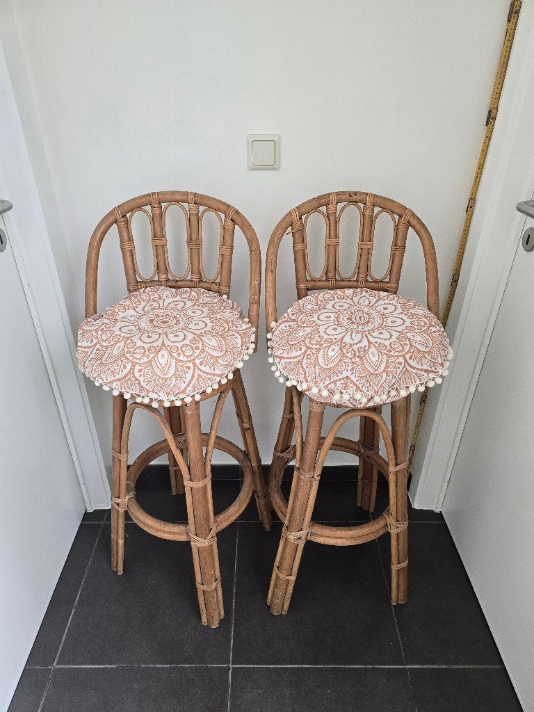 2 rotan barkrukken, Huis en Inrichting, Barkrukken, Ophalen, Draaibaar, Zo goed als nieuw, 90 cm of meer