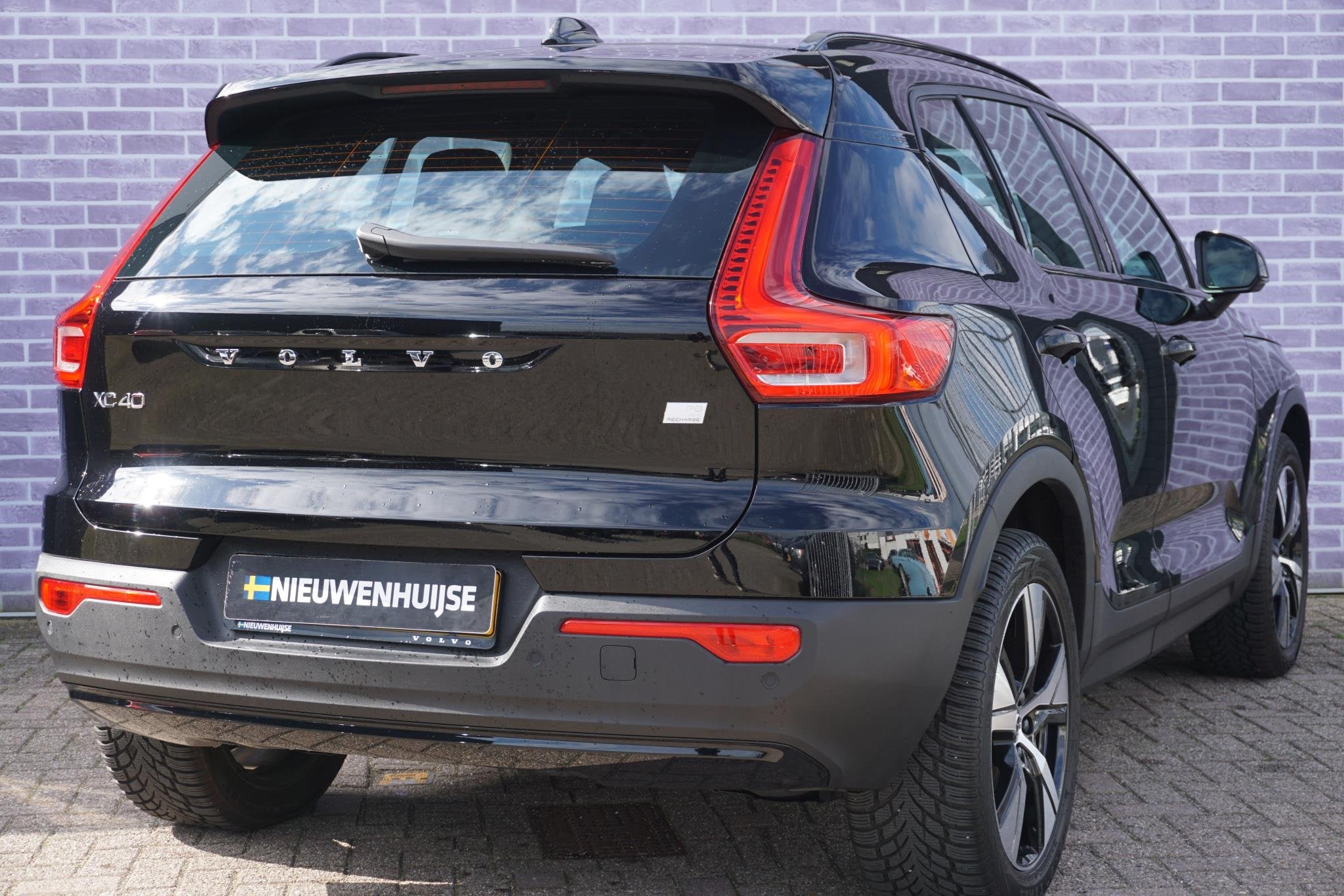 Foto 3 van Volvo XC40 Recharge P8 AWD R-Design | Trekhaak | Adaptieve c