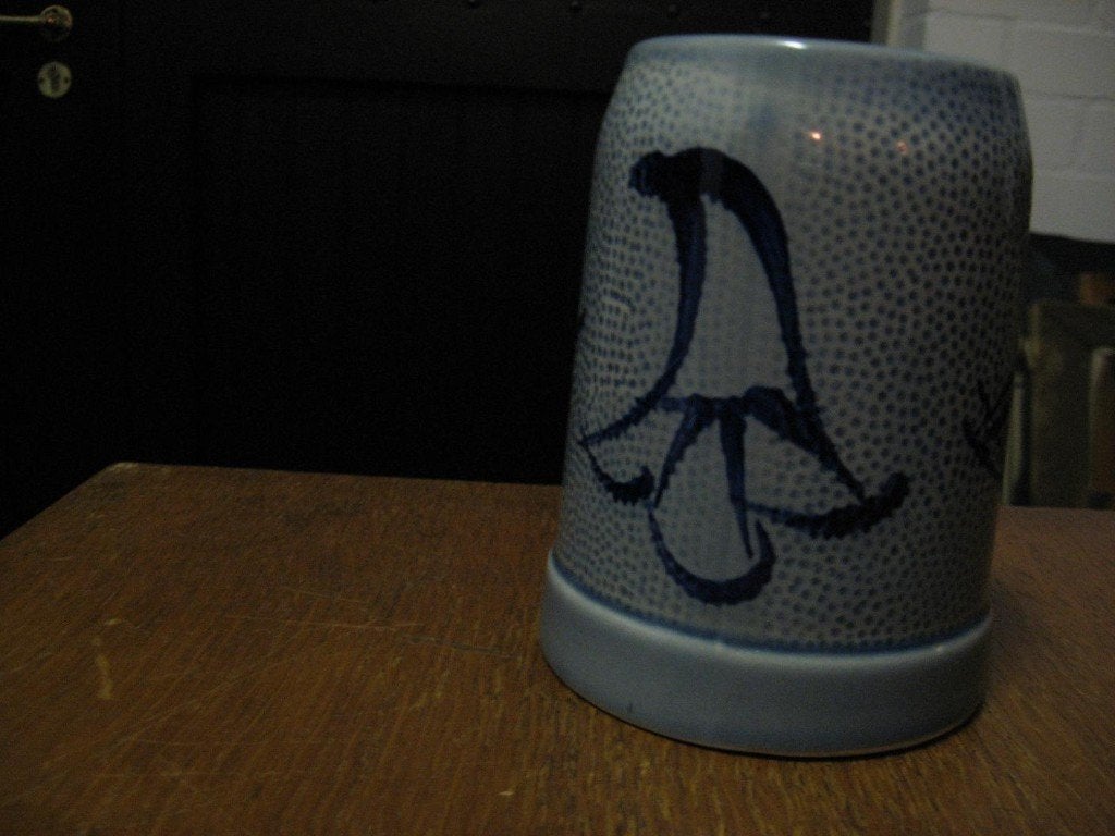 Bier pul blauw aardewerk met afbeelding kabouter. Leuk voor, Huis en Inrichting, Overige typen, Ophalen of Verzenden, Zo goed als nieuw