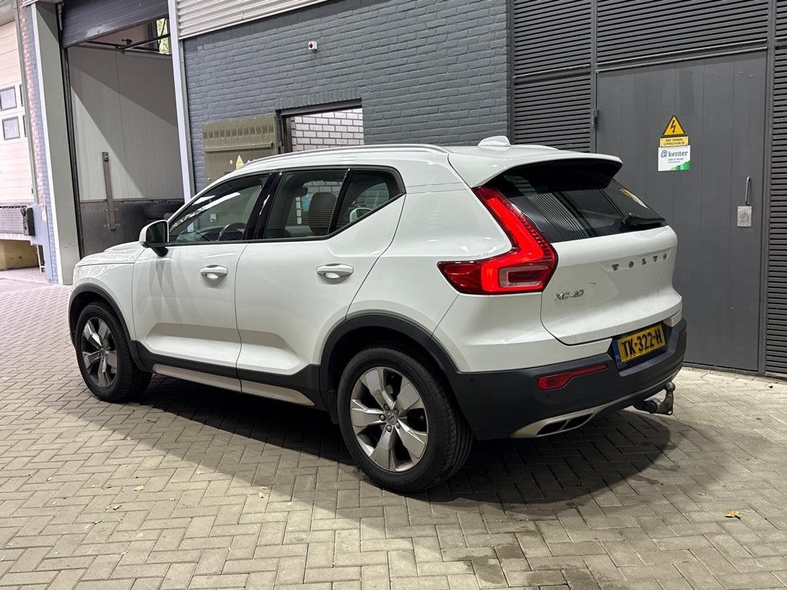 Volvo XC40 2.0 T4 Momentum | Harman/Kardon | Panoramadak | 3, Auto's, 15 km/l, Euro 6, 1969 cc, Wit