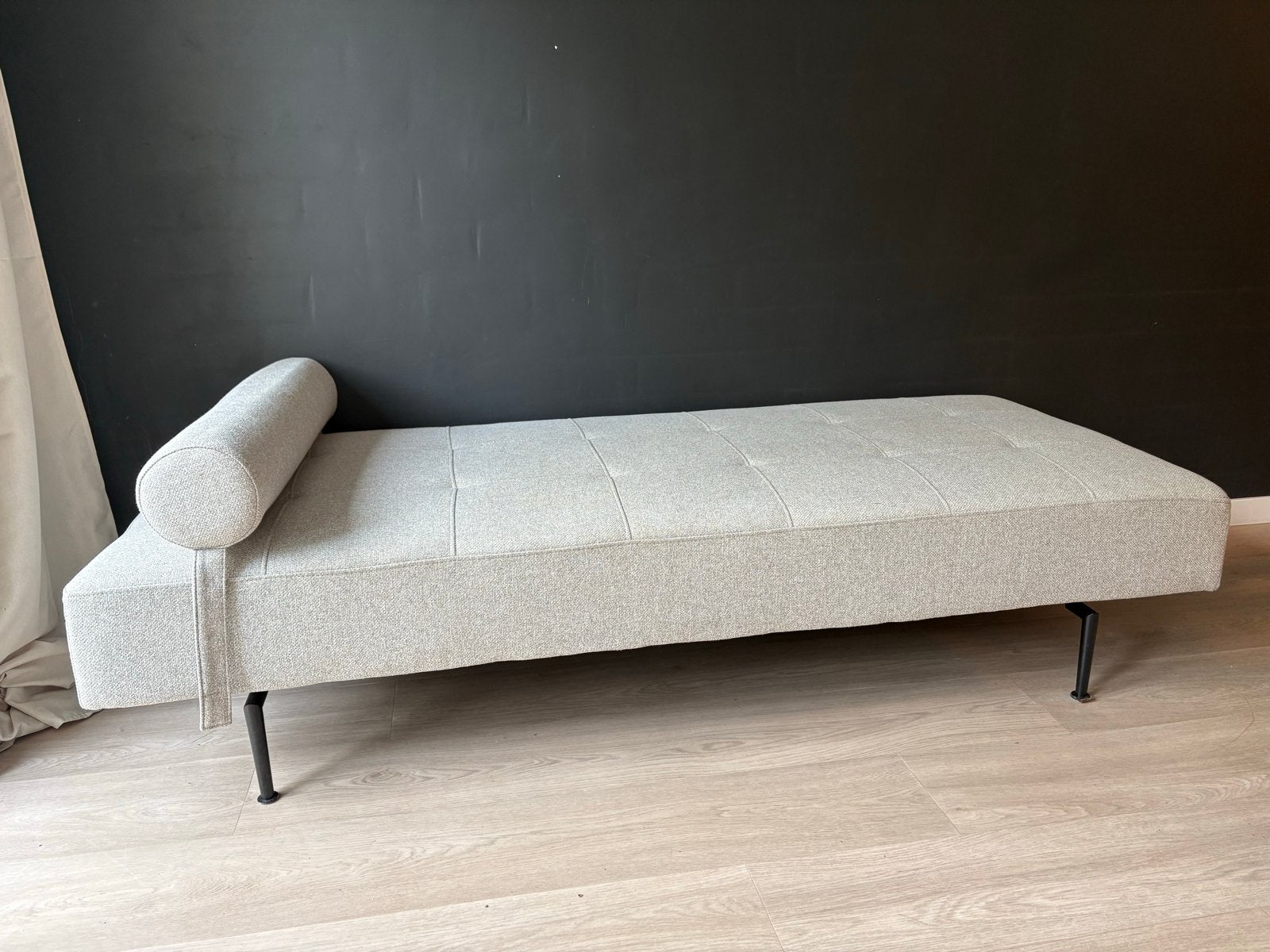 Stijlvolle beige chaise longue - Zo goed als nieuw, Ophalen, Eenpersoons, 150 tot 200 cm, 75 tot 100 cm