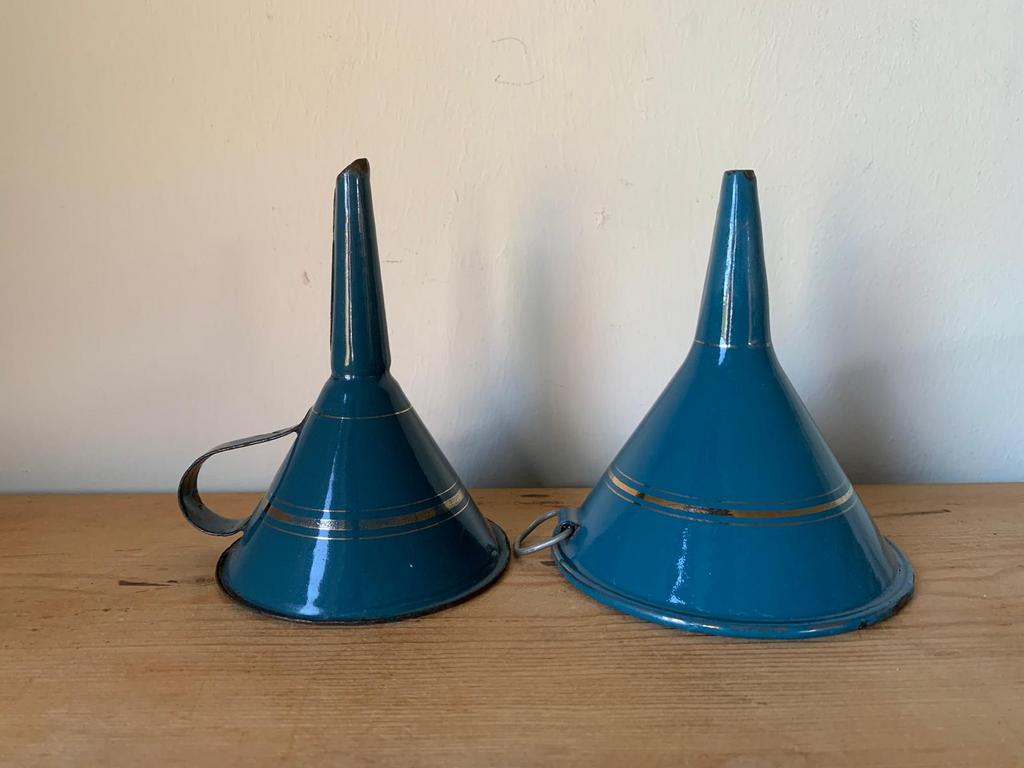 Petrolblauwe emaille trechtertjes met goudbies, Ophalen of Verzenden