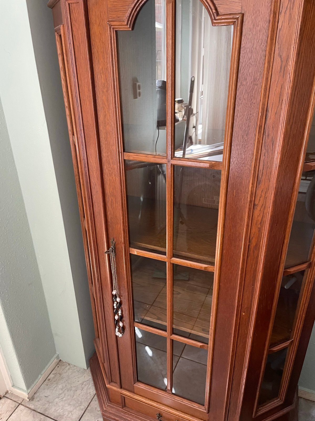 Mooie houten vitrinekast met glazen deuren, Ophalen, Gebruikt, 50 tot 100 cm, 150 tot 200 cm