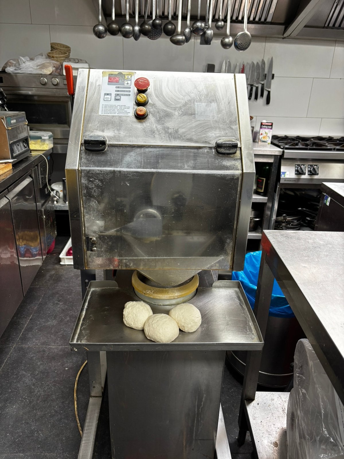 Voorbereiden deegmachine pizzabol, Ophalen