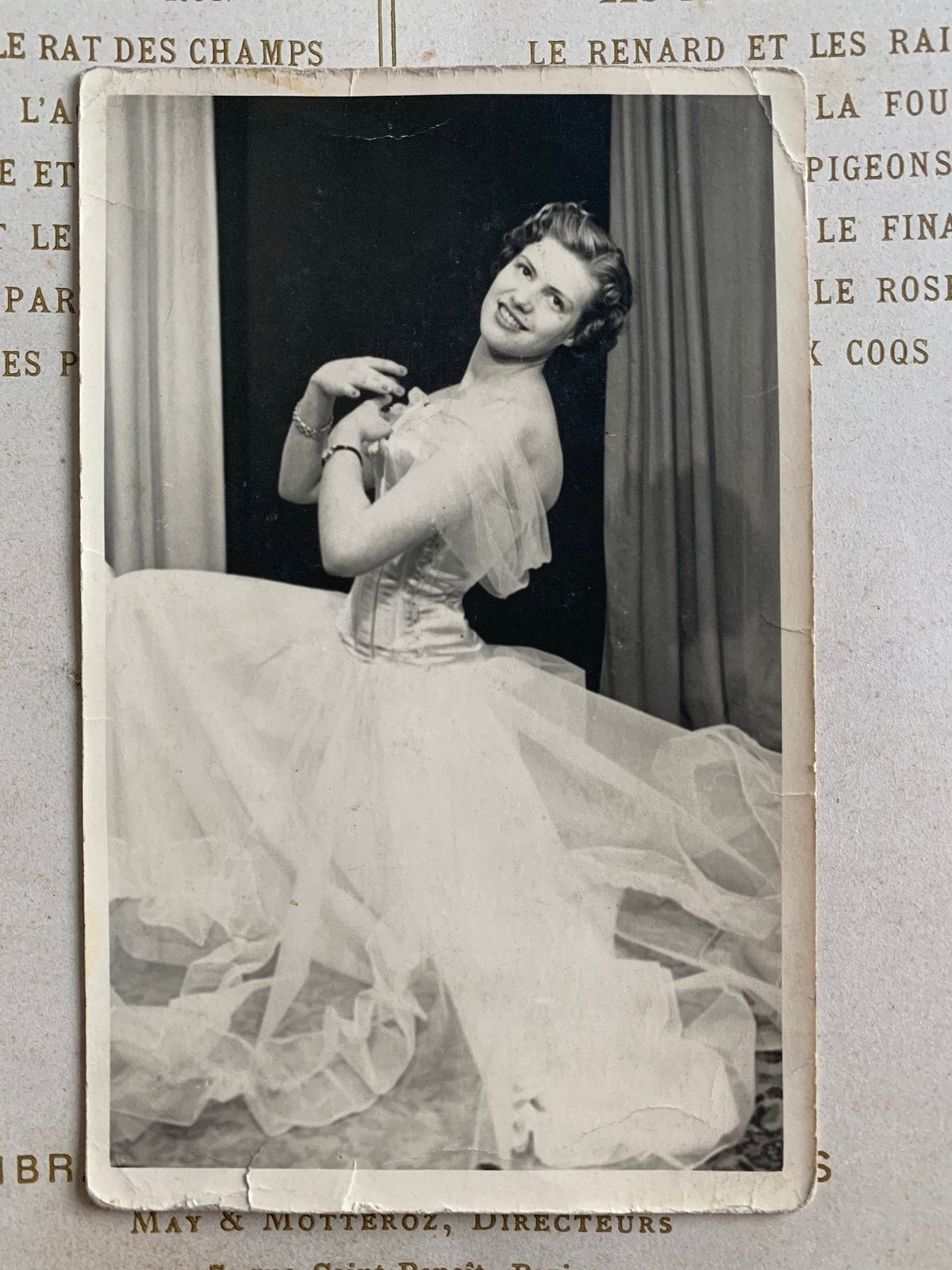 April 1955 Dame in feestelijke jurk (CW), Gebruikt, Foto, Ophalen of Verzenden, 1940 tot 1960
