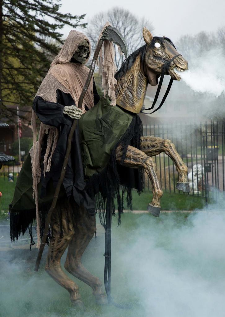Mega animatronic zombie op paard, Ophalen