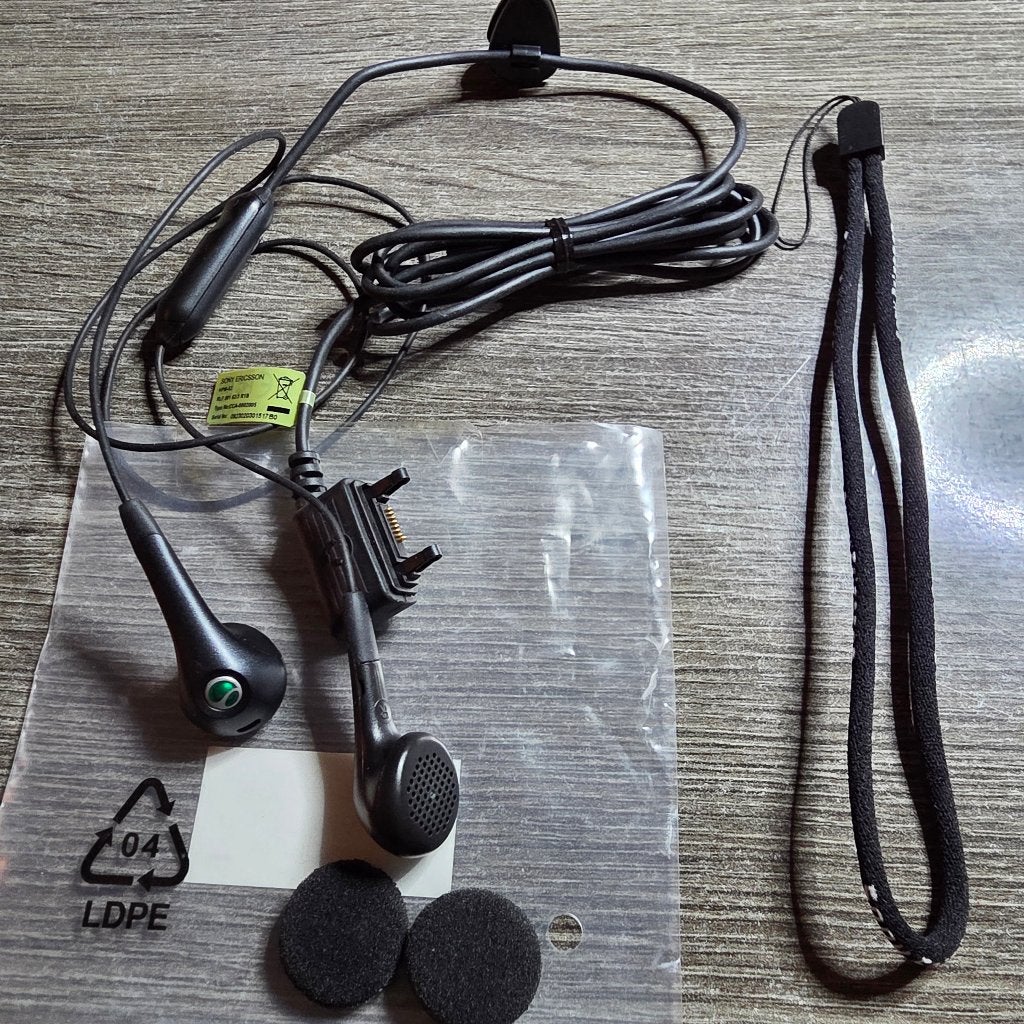 Sony Ericsson HPM-70 bedrade oordopjes met microfoon, Gebruikt, Zwart, Ophalen of Verzenden, Sony