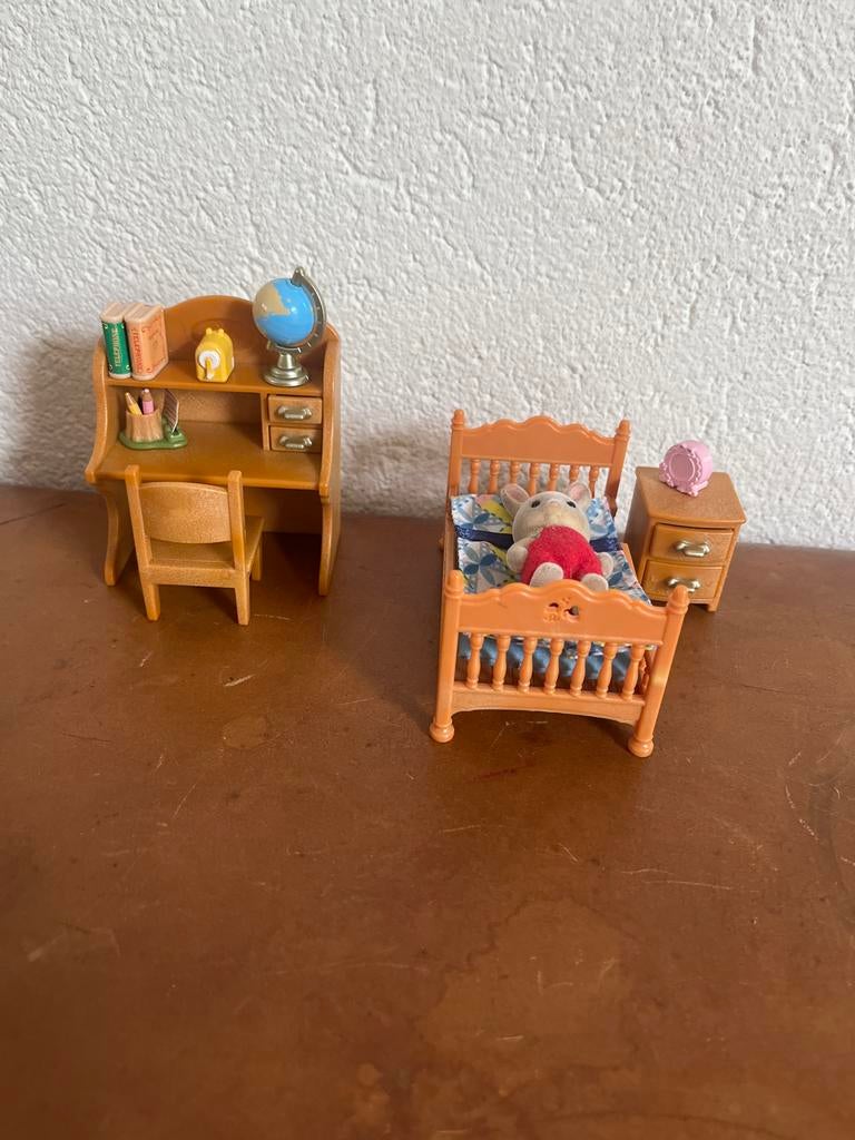 Sylvanian Families: Bureau, bed en konijntje, Ophalen of Verzenden, Gebruikt, Jongen of Meisje