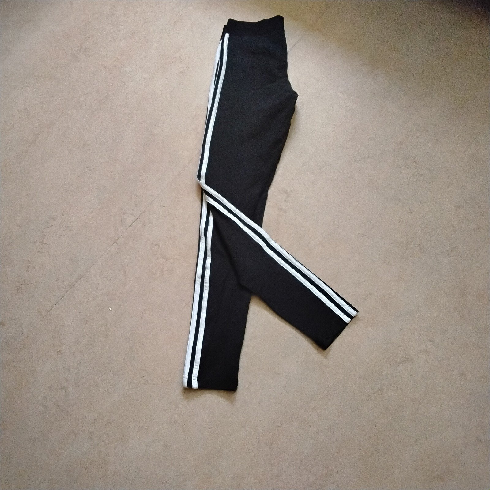 Adidas - zwarte broek  witte bies buitenzijde sport -yogging, Adidas, Zwart, Ophalen of Verzenden, Zo goed als nieuw