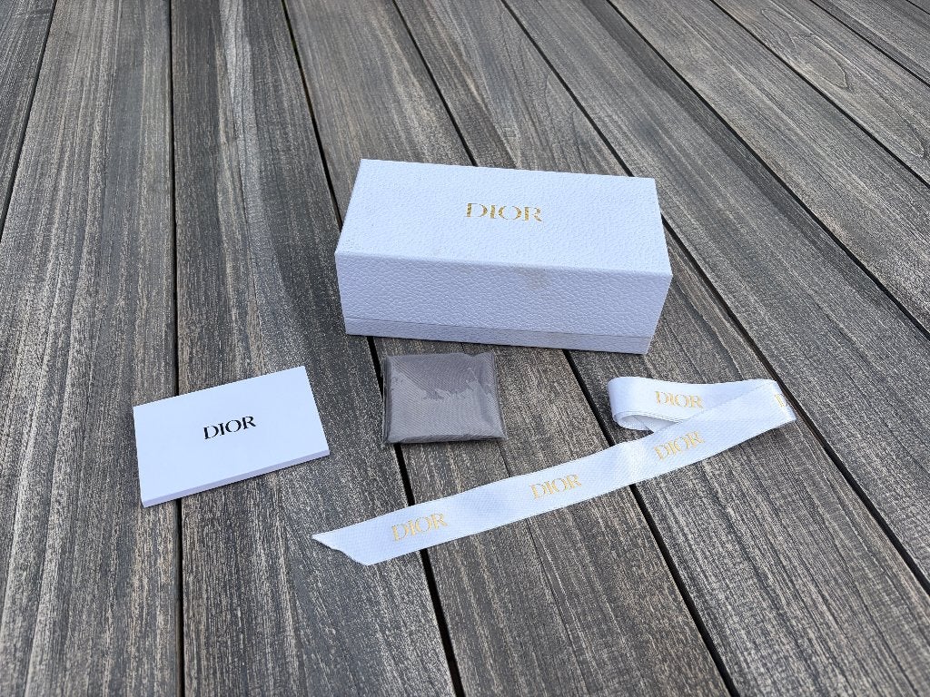 Dior brillendoekje en doosje, Zonnebril, Wit, Ophalen of Verzenden, Zo goed als nieuw