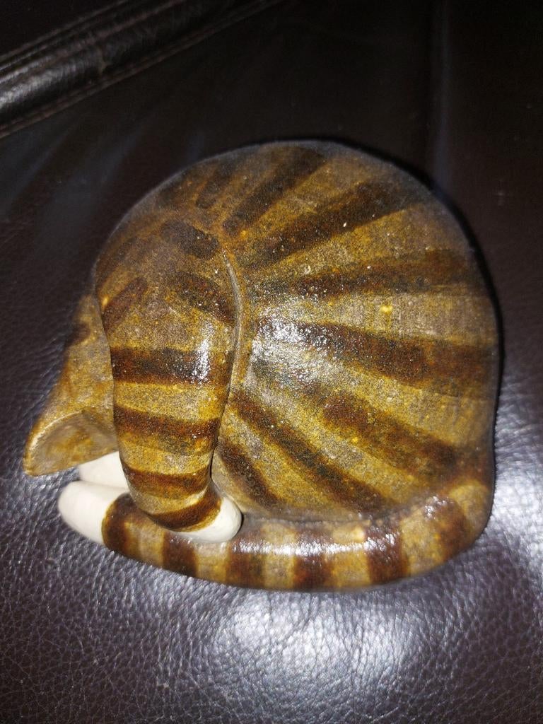 Slapende kat sculptuur van Irene Maas, gesigneerd '76, Ophalen of Verzenden