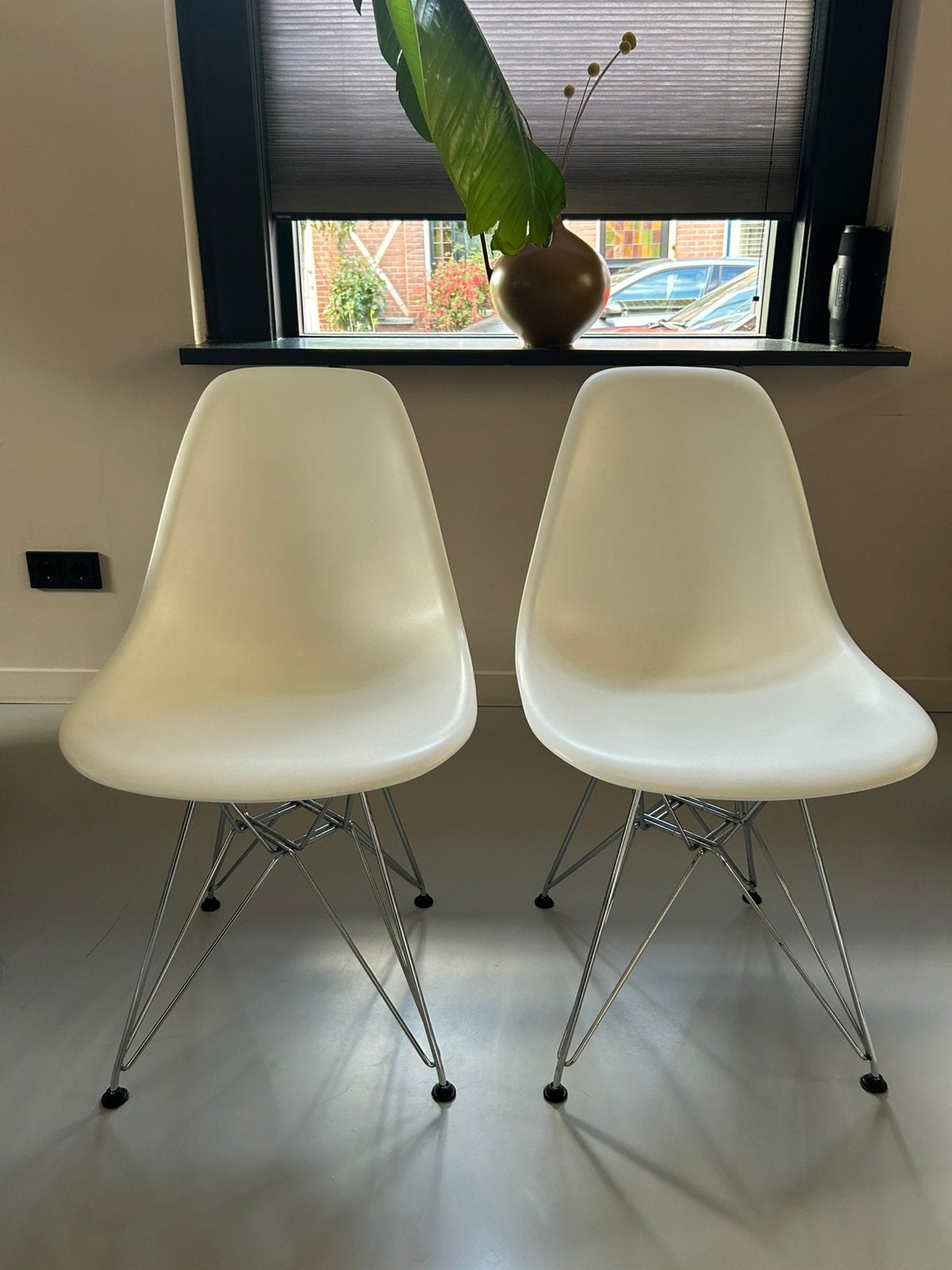 Set van 2 witte Vitra DSR stoelen (oude hoogte), Huis en Inrichting, Ophalen, Kunststof, Gebruikt, Twee