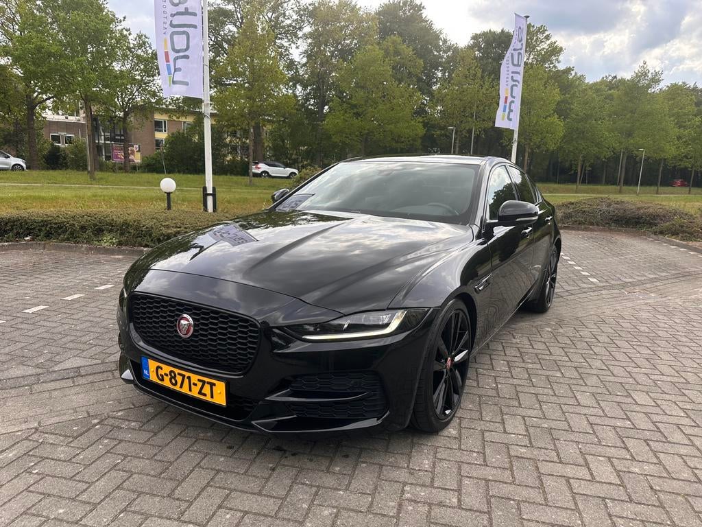 Jaguar XE 2.0 250pk AWD Automaat 2020 Zwart, Auto's, Achterwielaandrijving, 1800 kg, 4 cilinders, Zwart