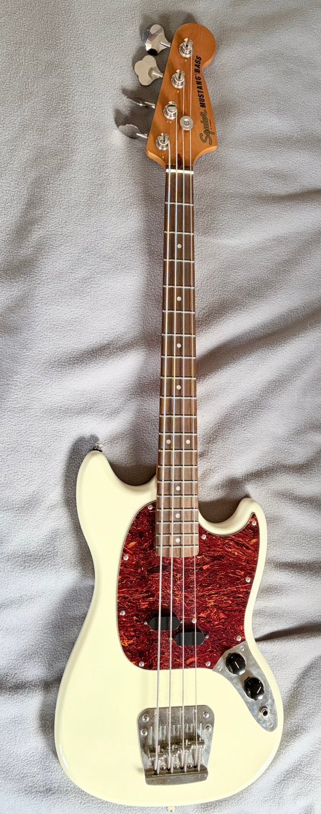 Squier CV 60s Mustang Bass Olympic White, Muziek en Instrumenten, Ophalen, Zo goed als nieuw