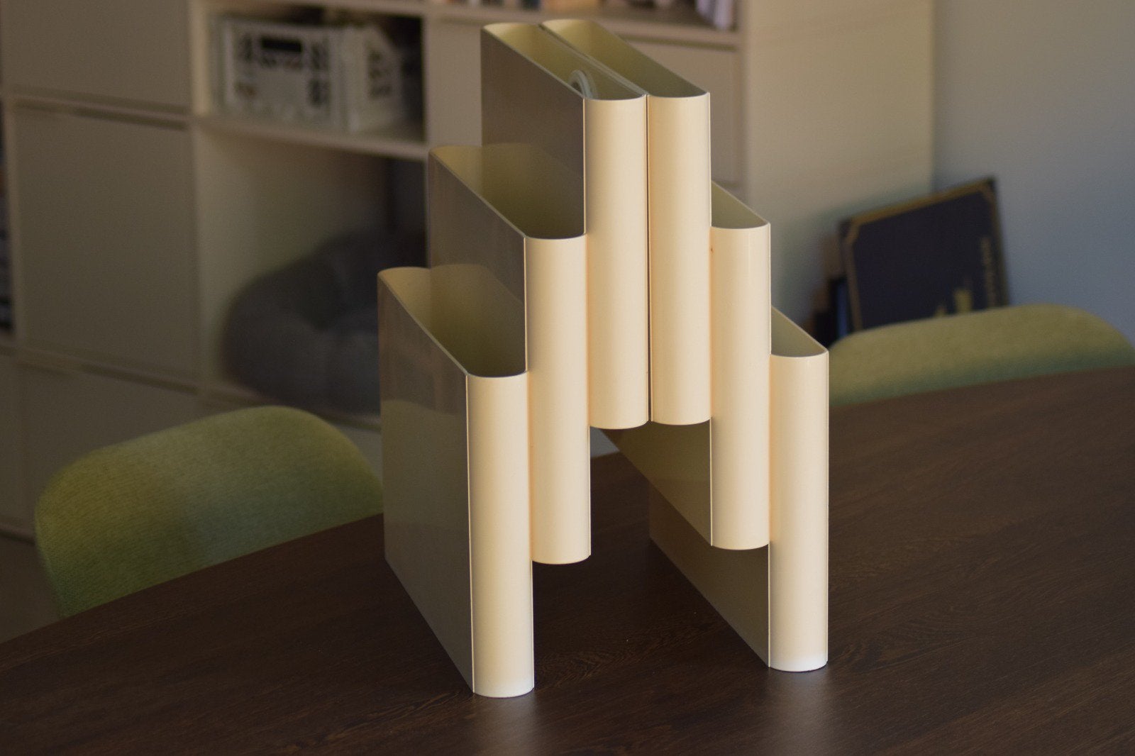Crèmekleurige Kartell Lectuurbak (4675) door Giotto Stoppino, Ophalen