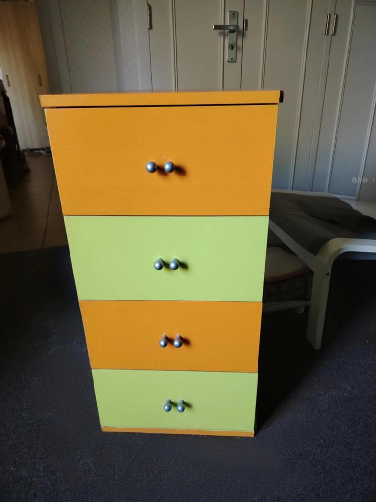 Vrolijke ladekast met 4 laden - Oranje en groen, Gebruikt, 100 tot 150 cm, 3 of 4 laden, Modern, Speels, Kleurrijk