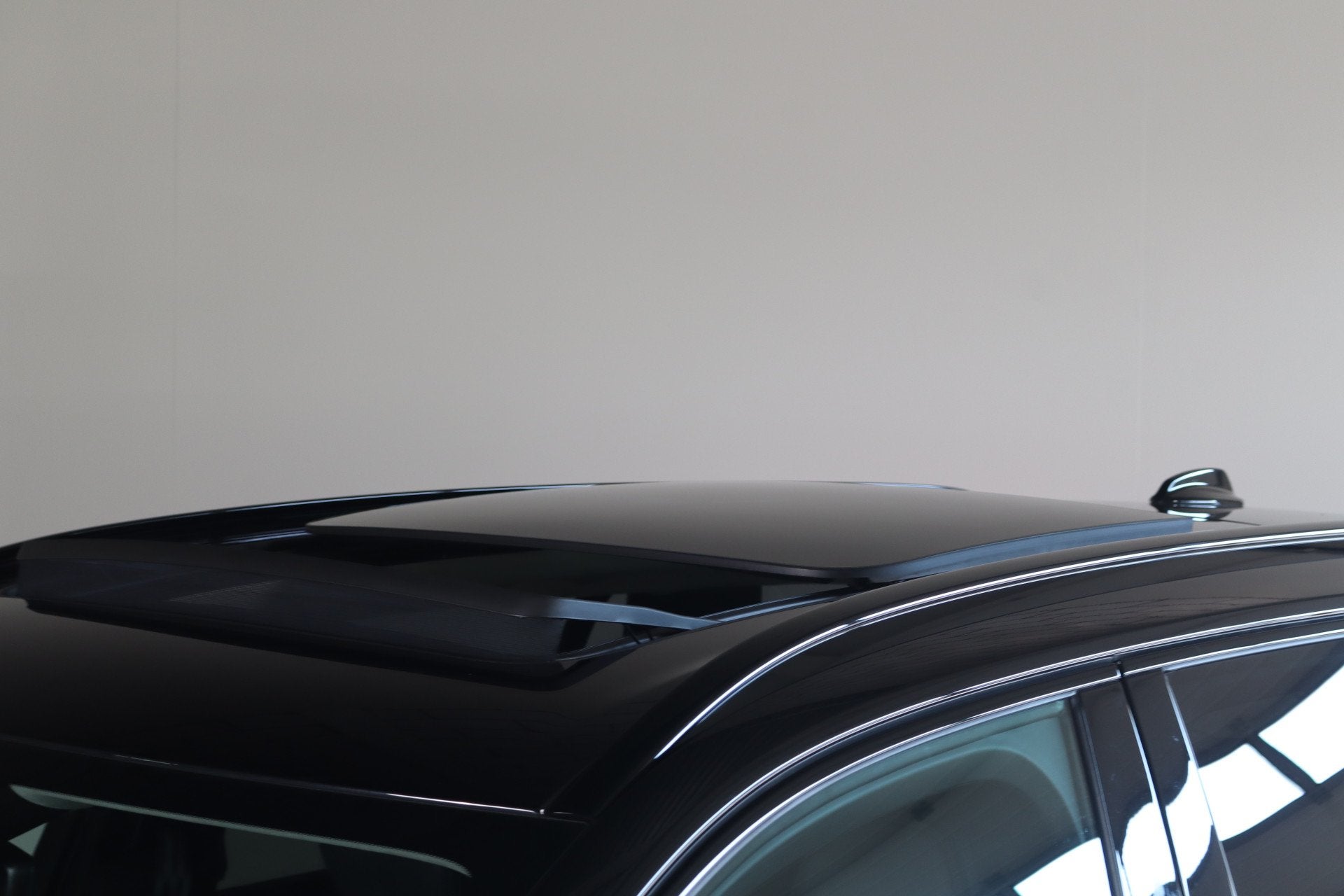 Volvo XC90 2.0 T8 Plug-in hybrid AWD Ultra Dark- NL- Auto! B, Gebruikt, 4 cilinders, 1969 cc, Zwart