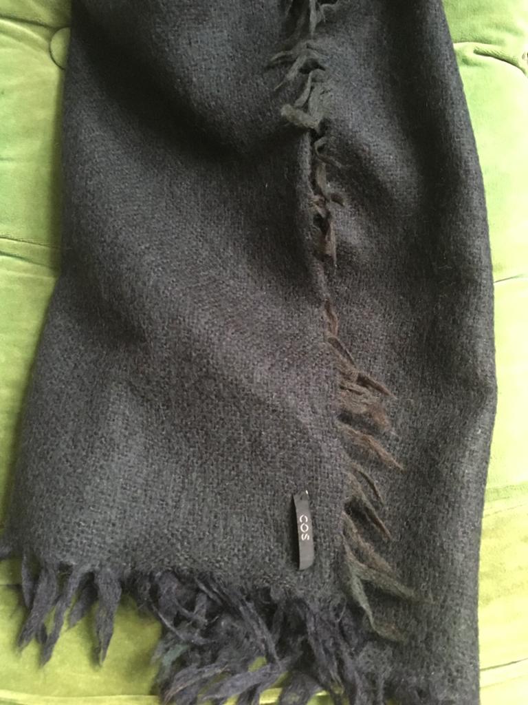 Donker groene wollen sjaal (Cos), Kleding | Dames, Mutsen, Sjaals en Handschoenen, Ophalen of Verzenden, Zo goed als nieuw, Maat 46/48 (XL) of groter