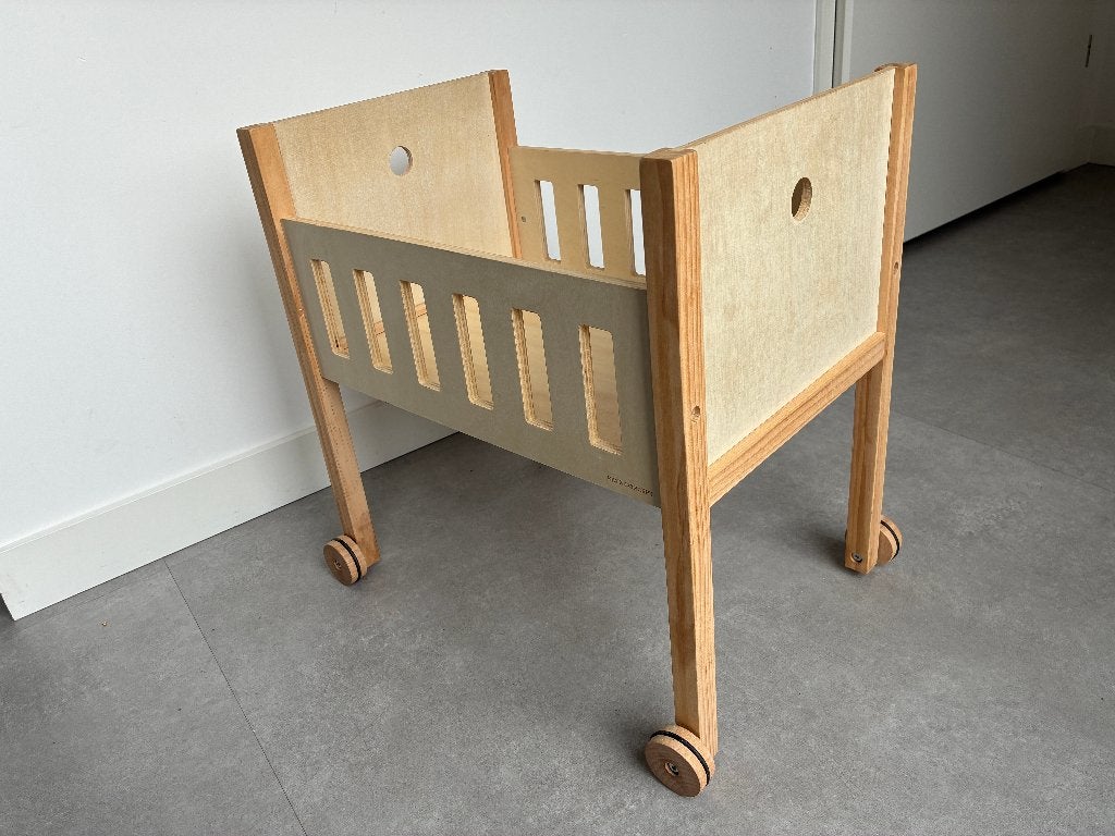 Kids Concept - Houten Poppenbed op Wieltjes Nature, Kinderen en Baby's, Speelgoed | Houten speelgoed, Ophalen, Zo goed als nieuw