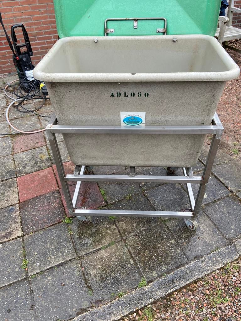 Verrijdbare polyester voerkar op RVS onderstel 200 L, Ophalen, Vee