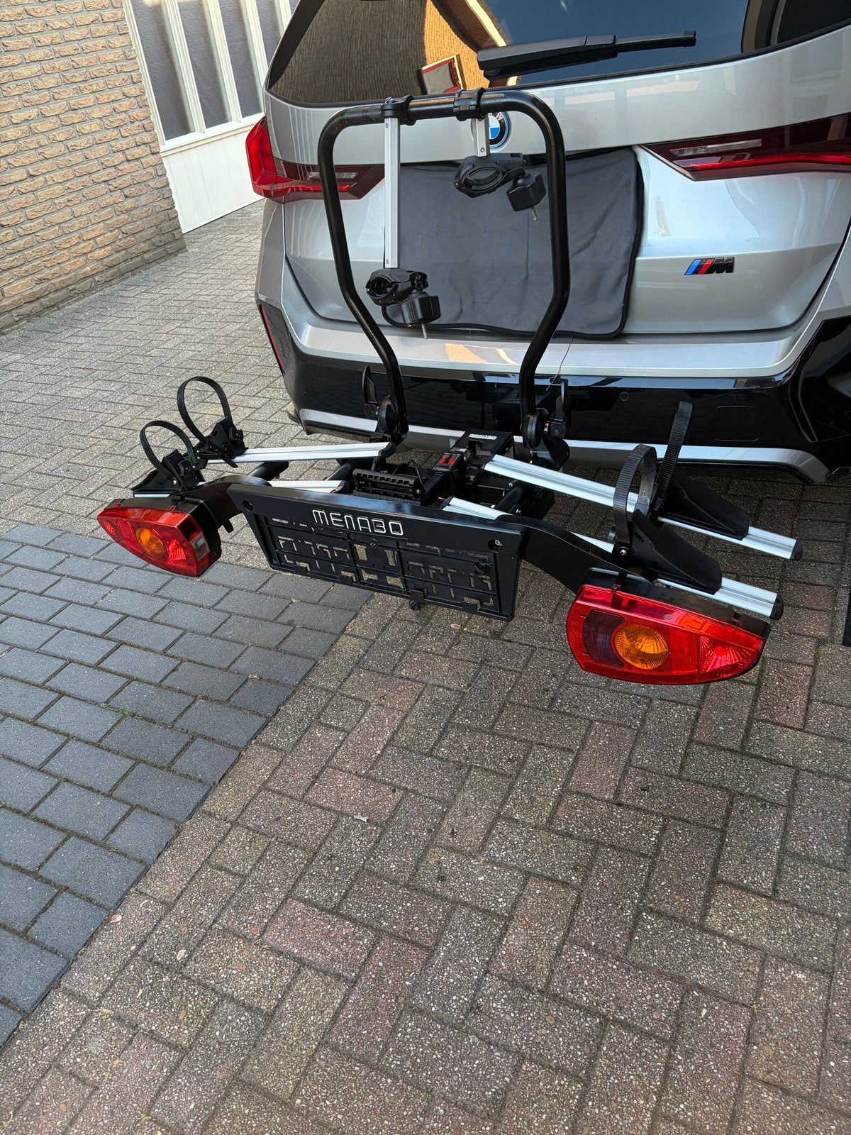 Menabo Kantelbare en Opvouwbare Fietsendrager voor E-bikes, Auto diversen, Fietsendragers, Gebruikt, Ophalen of Verzenden, 2 fietsen