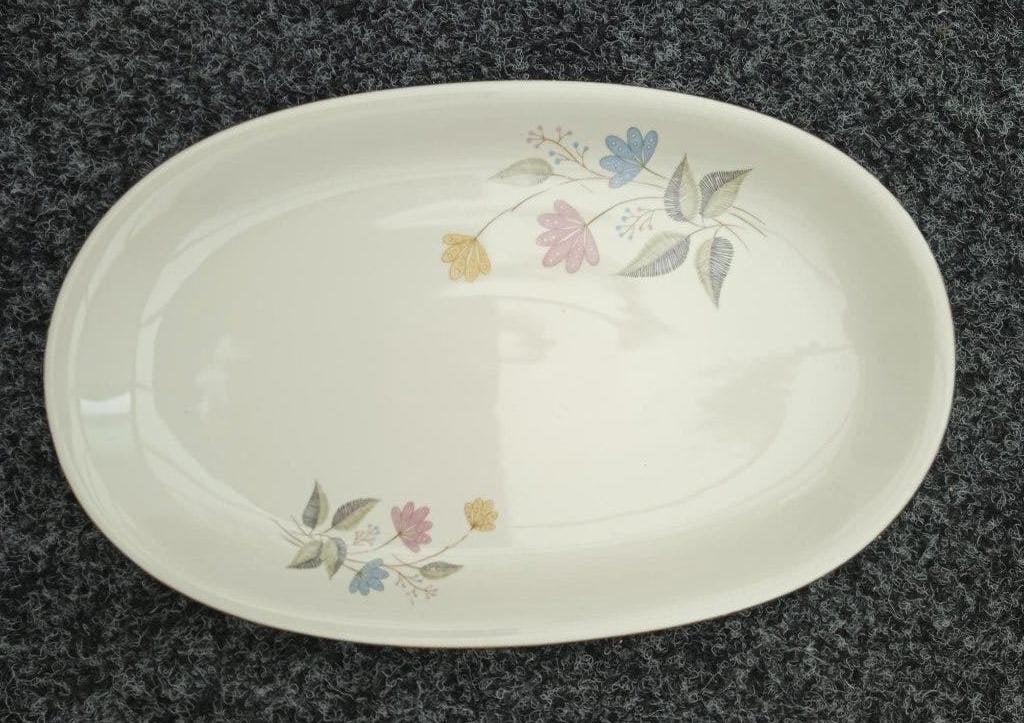 Porseleinen serveerschaal met bloemmotief., Ophalen of Verzenden