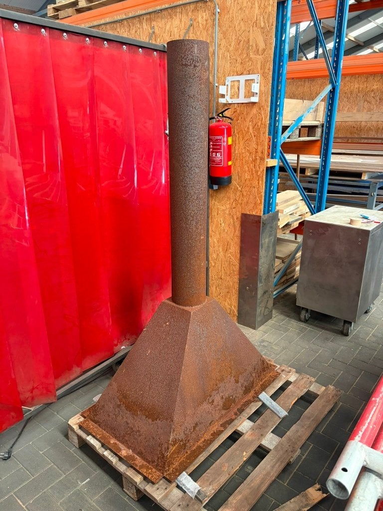 Roestige metalen schouw/afzuigkap - Industriële look, Huis en Inrichting, Ophalen, Gebruikt, Hangende haard, Houthaard