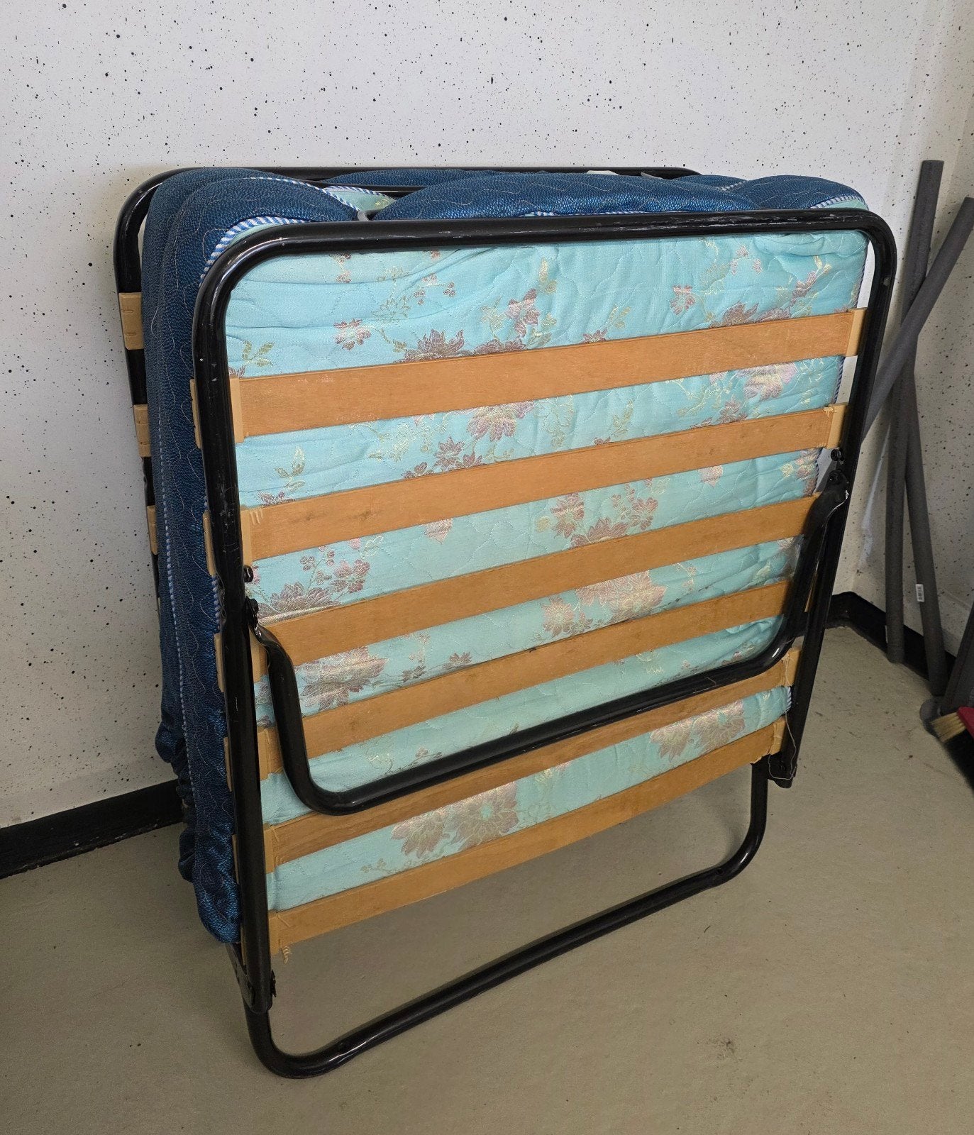 Opvouwbaar logeerbed met matras, Ophalen, Gebruikt, Eenpersoons, Zwart